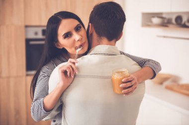 Mutfakta güzel Çift