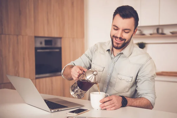 Bello uomo d'affari in cucina — Foto Stock