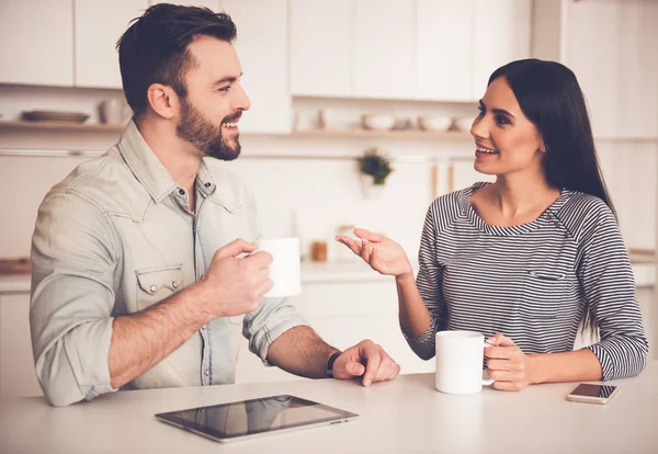 Hermosa pareja en la cocina — Foto de Stock