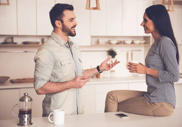 Hermosa pareja en la cocina — Foto de Stock