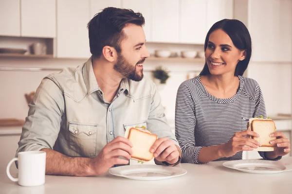 Pasangan yang indah di dapur — Stok Foto