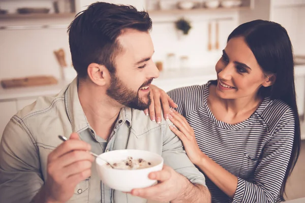 Vackert par i kök — Stockfoto