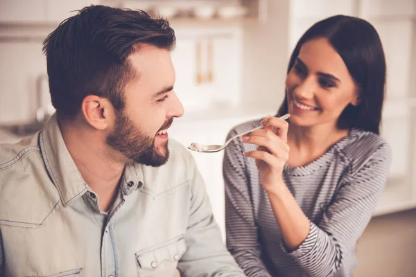 Belo casal na cozinha — Fotografia de Stock