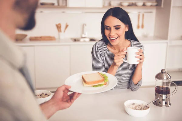 Mooie paar in keuken — Stockfoto