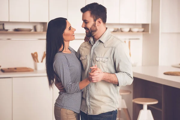 Schönes Paar in der Küche — Stockfoto