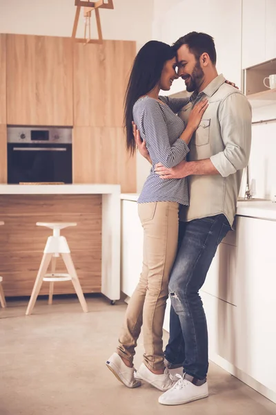 Красива пара на кухні — стокове фото