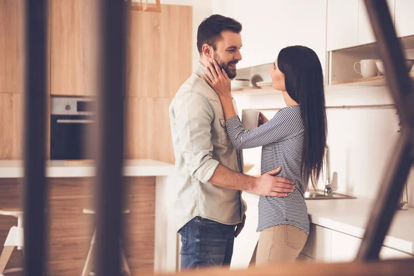 Hermosa pareja en la cocina — Foto de Stock