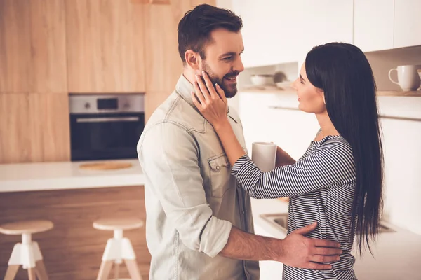 Belo casal na cozinha — Fotografia de Stock