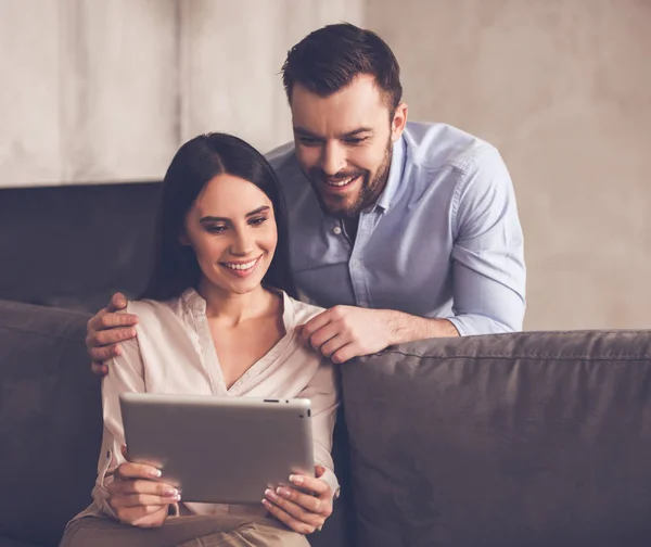 Schönes Paar zu Hause — Stockfoto