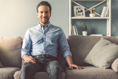 yakışıklı bir adam evde