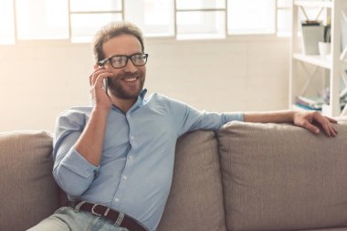 Yakışıklı işadamı evde