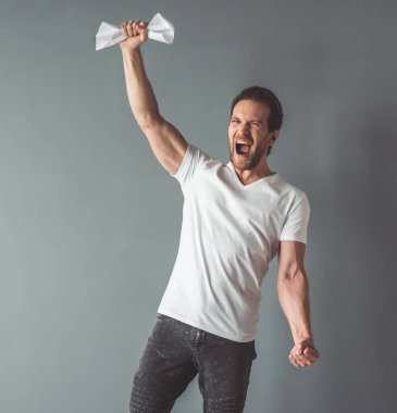 yakışıklı duygusal adam