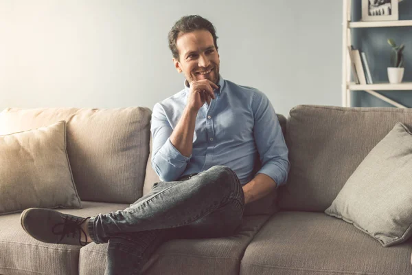 yakışıklı bir adam evde