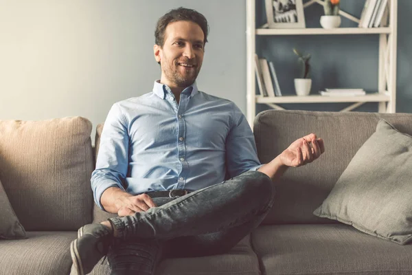 Schöner Mann zu Hause — Stockfoto