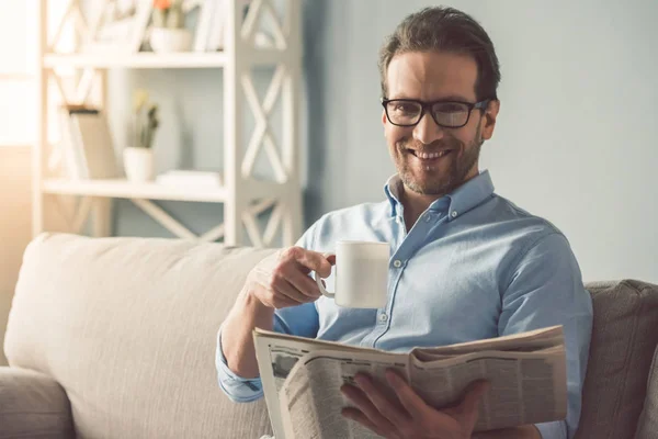 Hombre de negocios guapo en casa —  Fotos de Stock