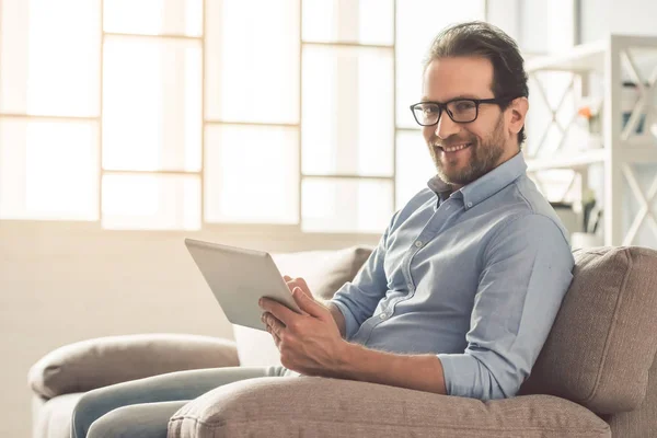 Hombre de negocios guapo en casa — Foto de Stock