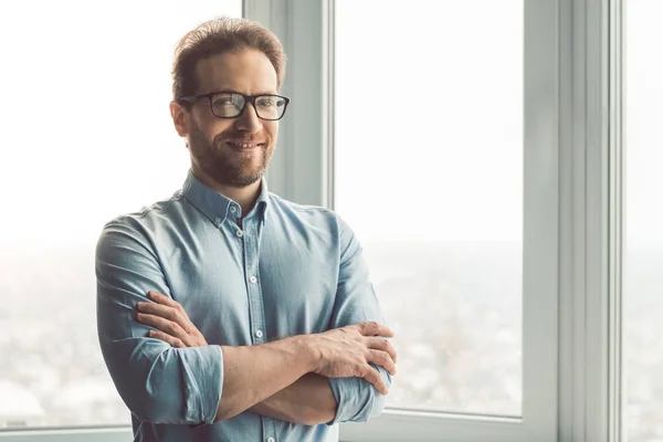 Schöner Geschäftsmann im Amt — Stockfoto