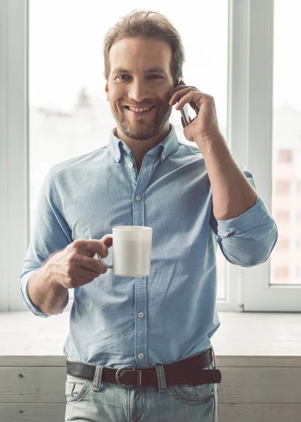 Hombre de negocios guapo en el cargo — Foto de Stock