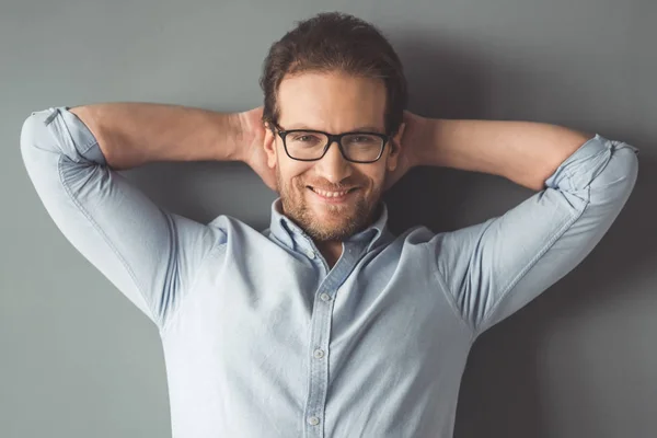 Hombre de negocios guapo y seguro — Foto de Stock