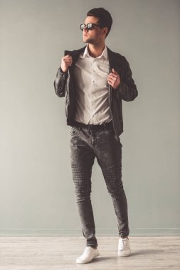 şık genç adam