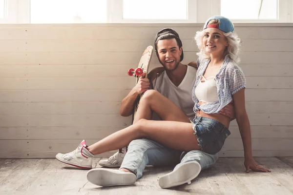 Elegante pareja joven —  Fotos de Stock