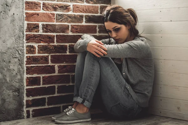 Girl being struck — Stock Photo, Image