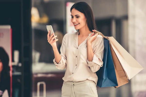 Menina bonita vai às compras — Fotografia de Stock