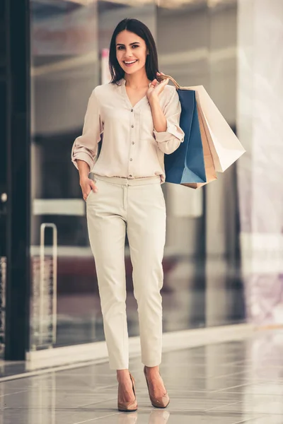 Beautiful girl going shopping — Stock Photo, Image