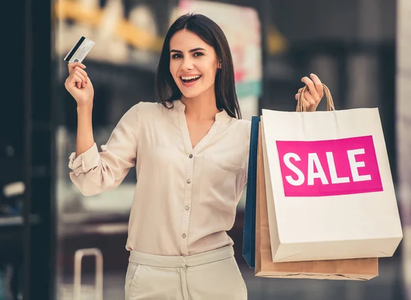 Beautiful girl going shopping — Stock Photo, Image