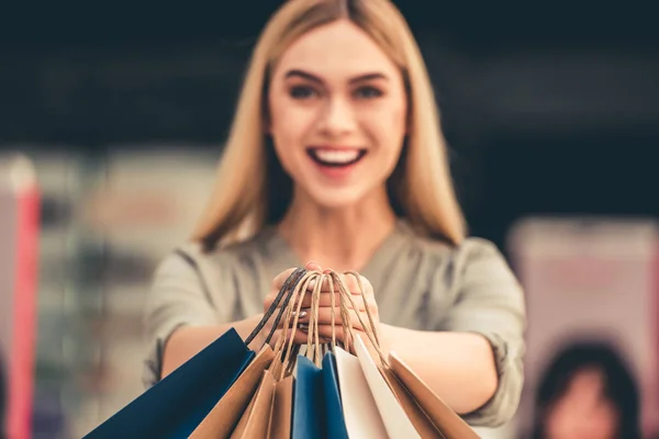 Menina atraente ir às compras — Fotografia de Stock