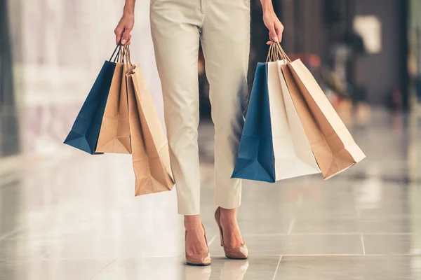 Beautiful girl going shopping — Stock Photo, Image