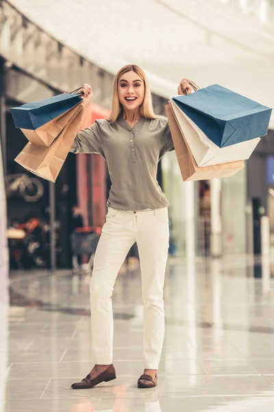 Chica atractiva ir de compras —  Fotos de Stock