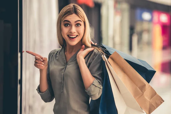 Atraktivní dívka jde nakupovat — Stock fotografie
