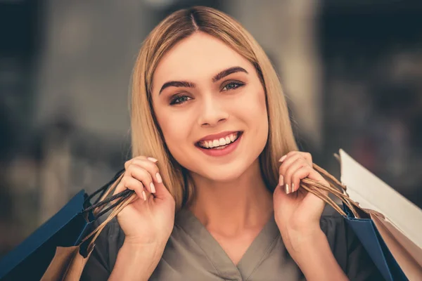 Attractive girl going shopping — Stock Photo, Image