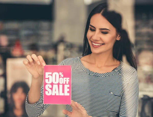 Menina bonita vai às compras — Fotografia de Stock