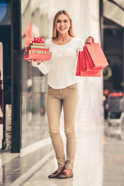 Menina atraente ir às compras — Fotografia de Stock