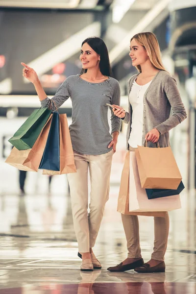 Meninas indo às compras — Fotografia de Stock