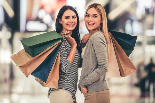 Meisjes gaan winkelen — Stockfoto