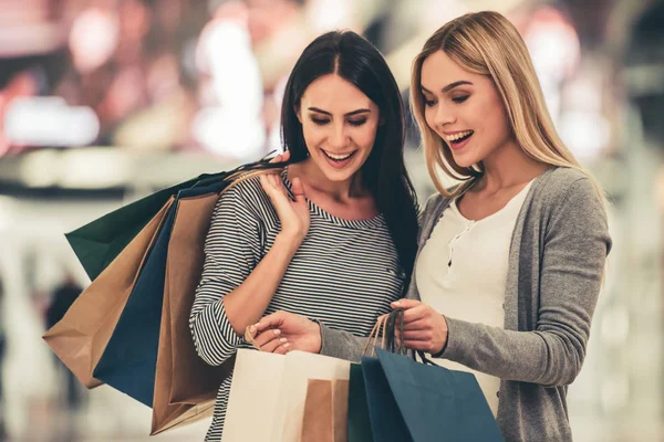 Meisjes gaan winkelen — Stockfoto