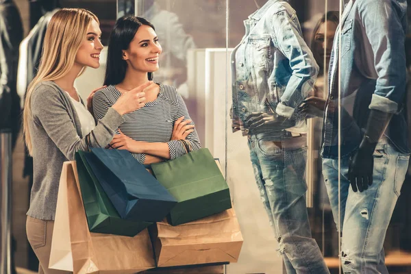 Meninas indo às compras — Fotografia de Stock