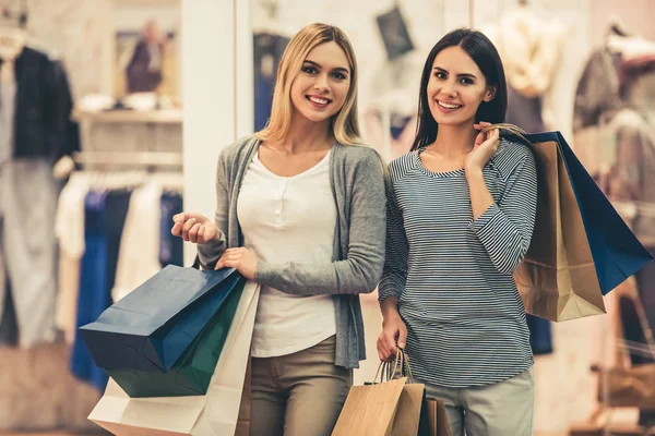 Meisjes gaan winkelen — Stockfoto