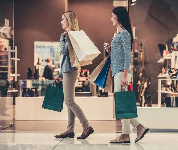 Meninas indo às compras — Fotografia de Stock