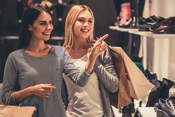 Girls going shopping — Stock Photo, Image