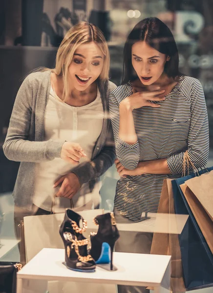 Girls going shopping — Stock Photo, Image