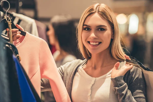 Meninas indo às compras — Fotografia de Stock