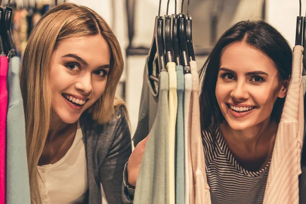 Meisjes gaan winkelen — Stockfoto