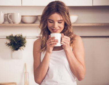 Mutfakta güzel kız