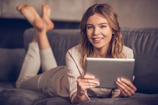 Bella ragazza a casa — Foto Stock