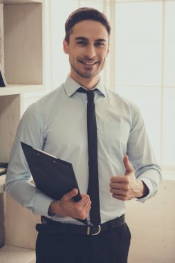 Yakışıklı genç psikolog