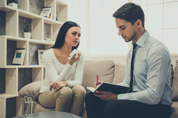 Meisje op de psycholoog — Stockfoto